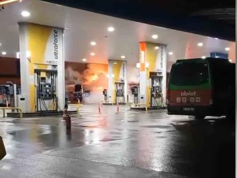 İstanbulda akaryakıt istasyonunda yangın: 2 minibüs alev alev yandı
