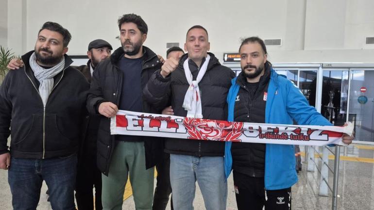 Sivasspor’un prensipte anlaştığı Rey Manaj 555 gün sonra Sivas’a geldi