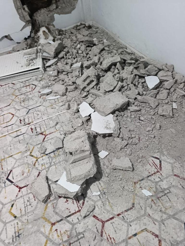 Hakkaride büyük panik Dağdan kopan kaya parçası evin duvarını delip, yatak odasına girdi