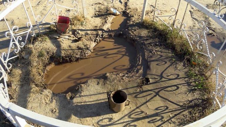 Karamanda bir mezarlıktan çıkıyor Vatandaşlar şifa dağıttığına inanıyor