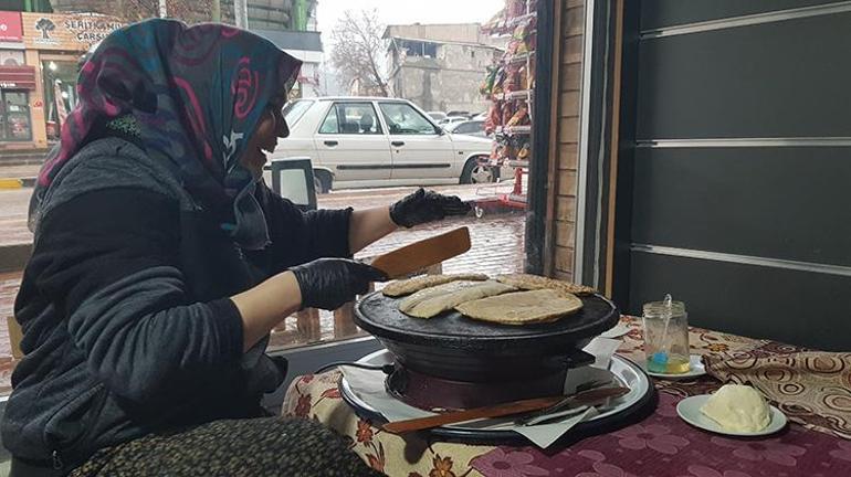 Depremde her şeylerini kaybettiler, 9 metrekarelik dükkanla hayata tutundular