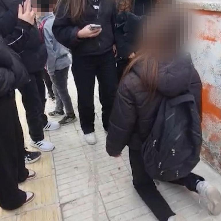 Ortaokul öğrencisi, akranlarına dehşeti yaşattı: Diz çöktürüp zorla özür dilettiler