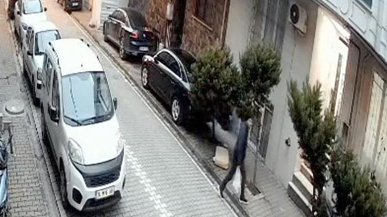 Esenyurt’ta bir şahıs kaldırıma park edilen bazı araçları tek tek çizdi