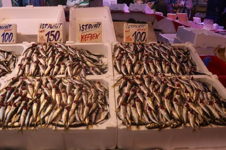 Hamsi tezgahlardaki tahtına yeniden oturdu Fiyatlar yükselmeden vatandaşlar kapış kapış aldı