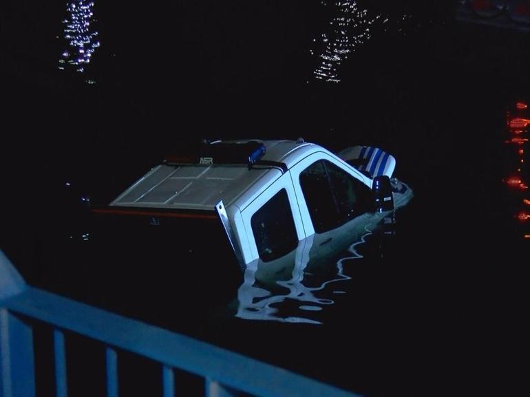 Zabıta aracı bariyeri aştı: Şoför ve personel yara almadan çıktı