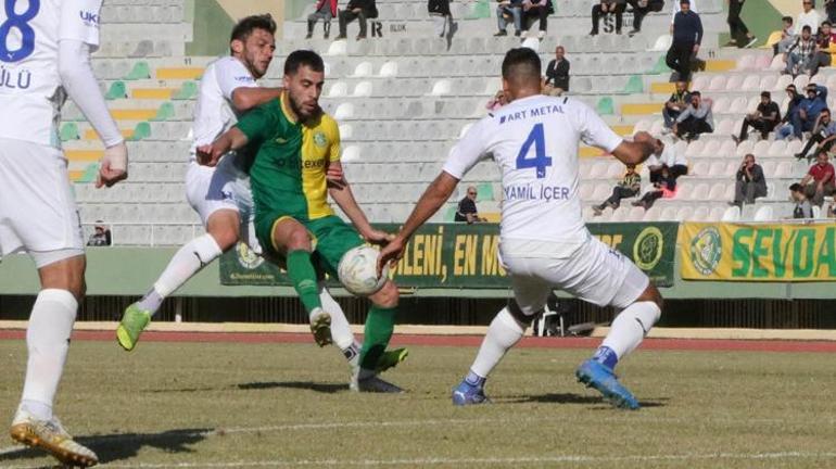 Şanlıurfaspor’un eski golcüsü kaza yaptı Aracı perte çıktı