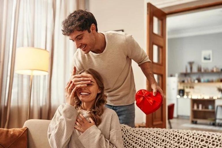 14 ŞUBAT NEDEN SEVGİLİLER GÜNÜ?Eski Roma döneminde şehri temizlemeyi, sağlık ve bereketi serbest bırakmayı amaçlayan Lupercalia festivalinin 15 Şubat'ta kutlanması, Sevgililer Günü için de dayanak oluşturmaktadır. 14 Şubat tarihinde kutlanan Sevgililer Günü için romantizm vurgusunun ise Ortaçağ'da kuşların bu tarihte eşlerini seçmesinden kaynaklı olduğu düşünülmektedir. Öte yandan bu konuda farklı iddialar da bulunmaktadır.