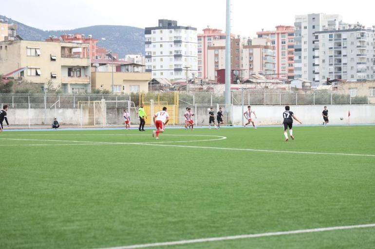 Adanada iki takım futbolcuları birbirine girdi