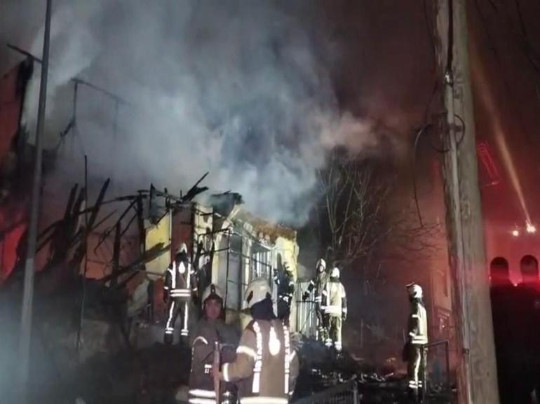 Üsküdarda gece alevlerle aydınlandı: 1 bina tamamen kül oldu