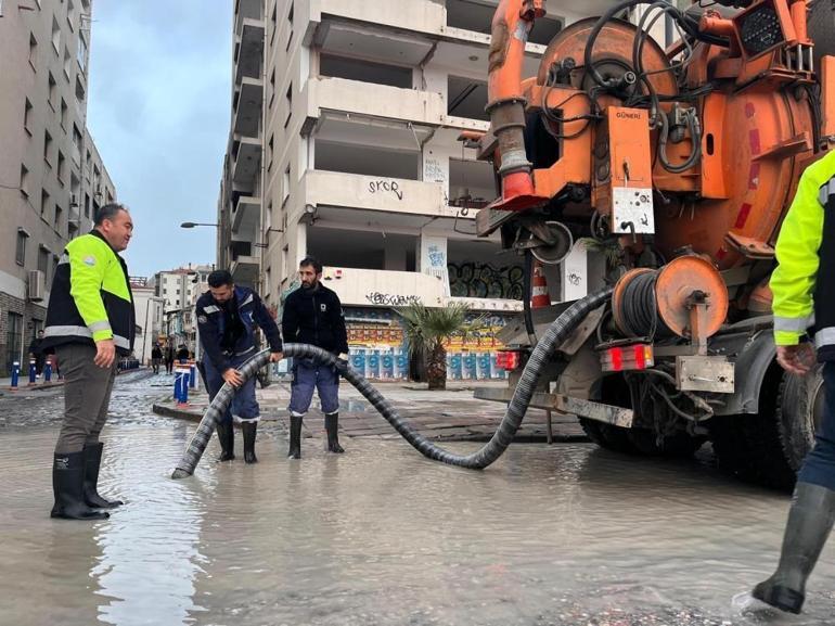İzmir’de 50 yılda bir görülen meteorolojik tablo Dalgalar 1 metreye ulaştı