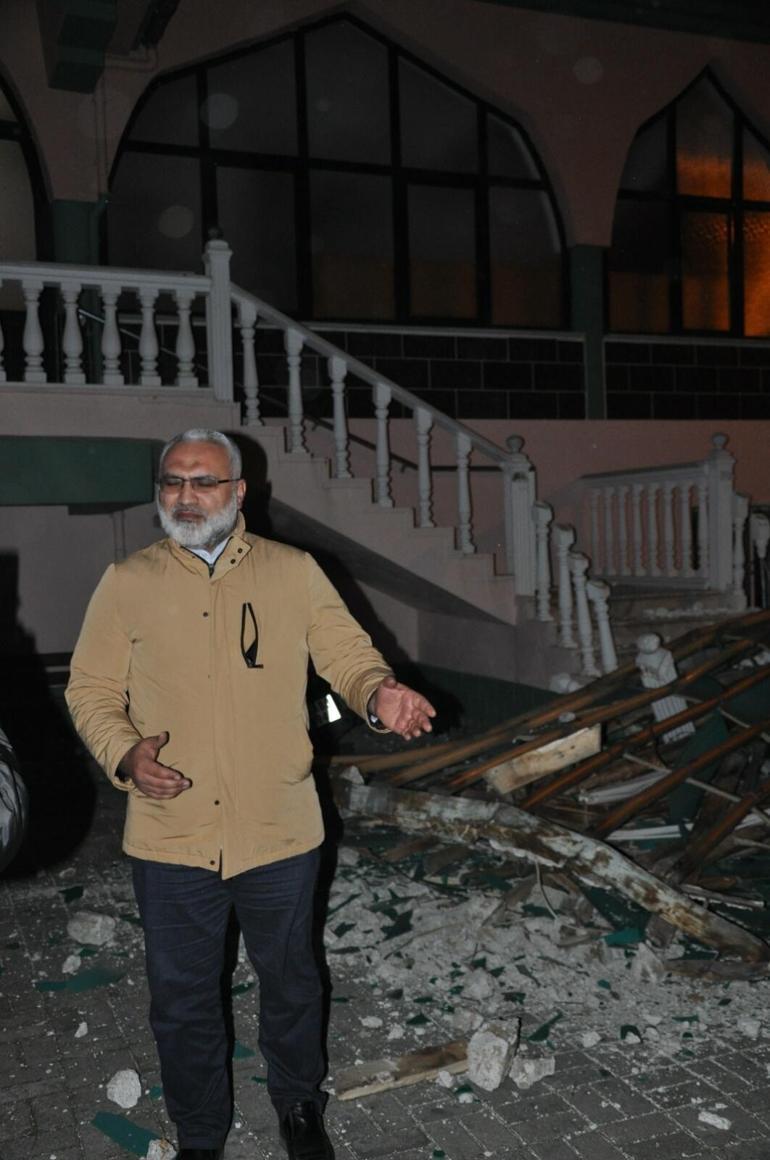 Manisa’da fırtına minarenin külahını uçurdu, 100’den fazla ağaç devrildi