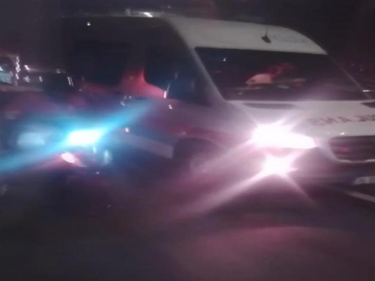 Fırtına motokuryeyi köprüde yakaladı Ambulans ve metrobüs yetişti