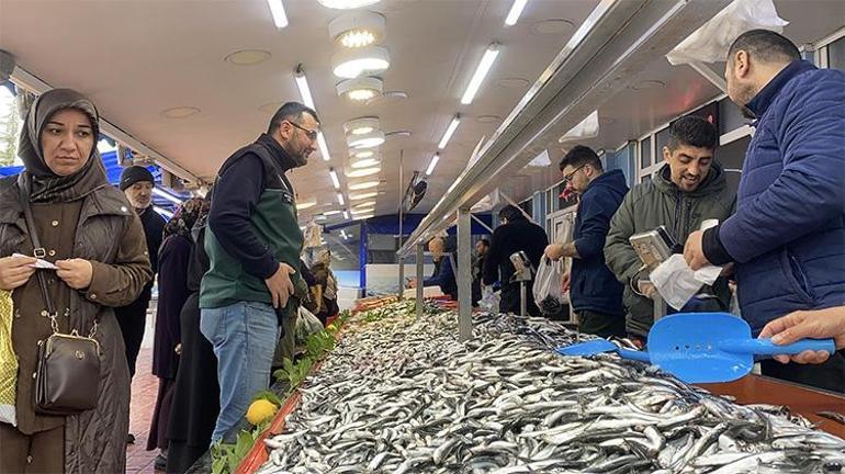 Tezgahlar hamsi ile şenlendi Kilosu 200 liradan kapış kapış gidiyor