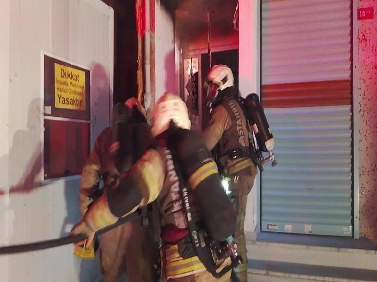 Silivri gece yarısı ayağa kalktı: Bina girişinde birden alev aldı