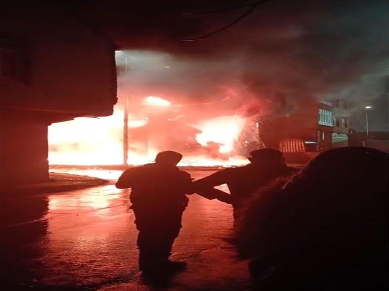İstanbulu alevler aydınlattı: Bağcılarda yangın çıktı