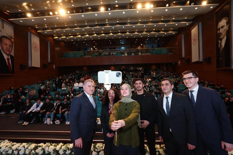 Bakan Bak: 2030a kadar 100 bin yapay zeka girişimcisi yetiştireceğiz