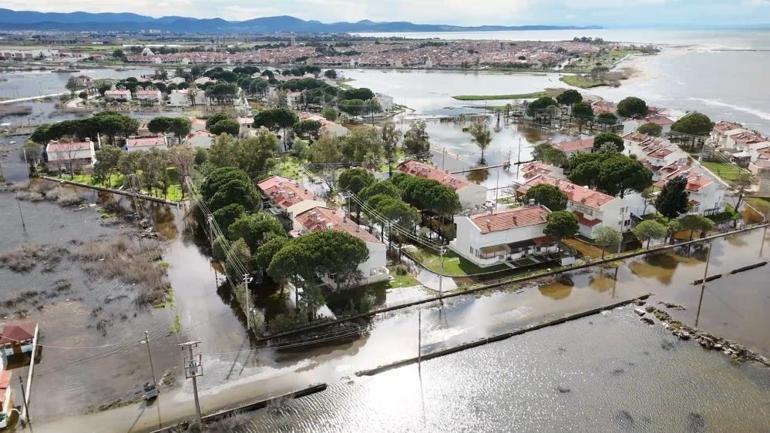 Burası Venedik değil Burhaniye Şehirde sokaklar göle döndü