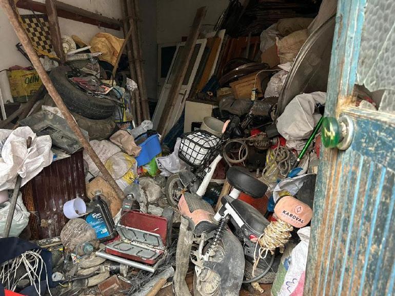 Akyazıda 20 kamyon dolusu çöpü 25 yılda evinde biriktirmiş