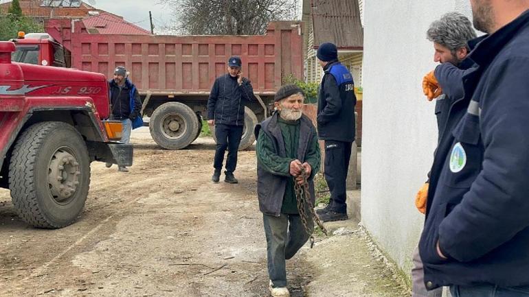 Akyazıda 20 kamyon dolusu çöpü 25 yılda evinde biriktirmiş