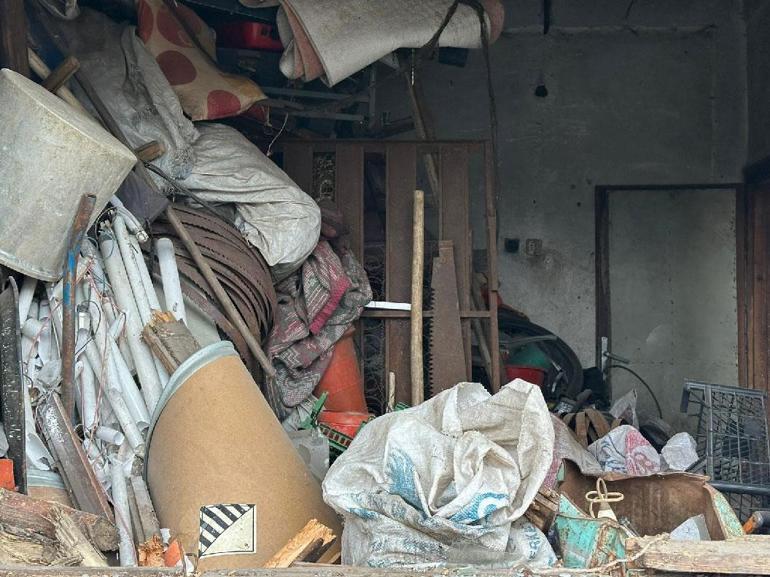 Akyazıda 20 kamyon dolusu çöpü 25 yılda evinde biriktirmiş