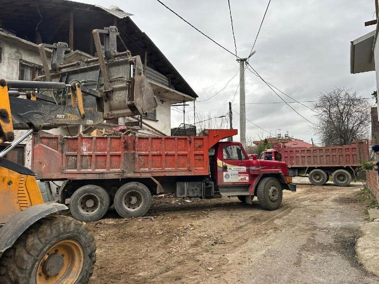 Akyazıda 20 kamyon dolusu çöpü 25 yılda evinde biriktirmiş
