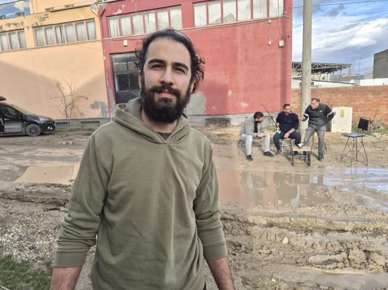 Eskişehirde izahı olmayan şeyin mizahı oldu, sürekli göle dönen sokakta balık tutmaya başladılar