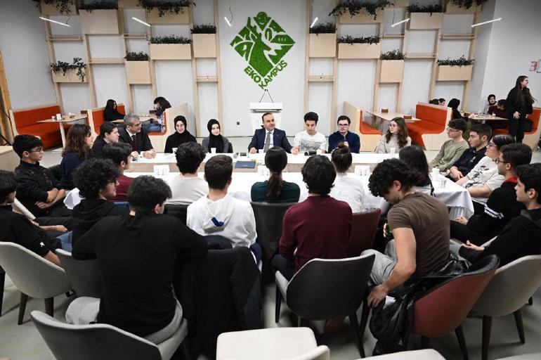 Bakan Kacır, ilk iftarını TÜBİTAK Fen Lisesi öğrencileriyle yaptı
