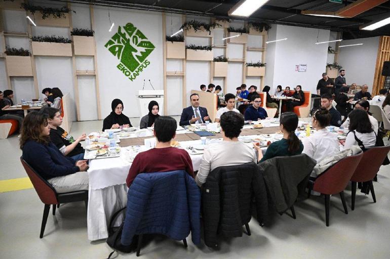 Bakan Kacır, ilk iftarını TÜBİTAK Fen Lisesi öğrencileriyle yaptı