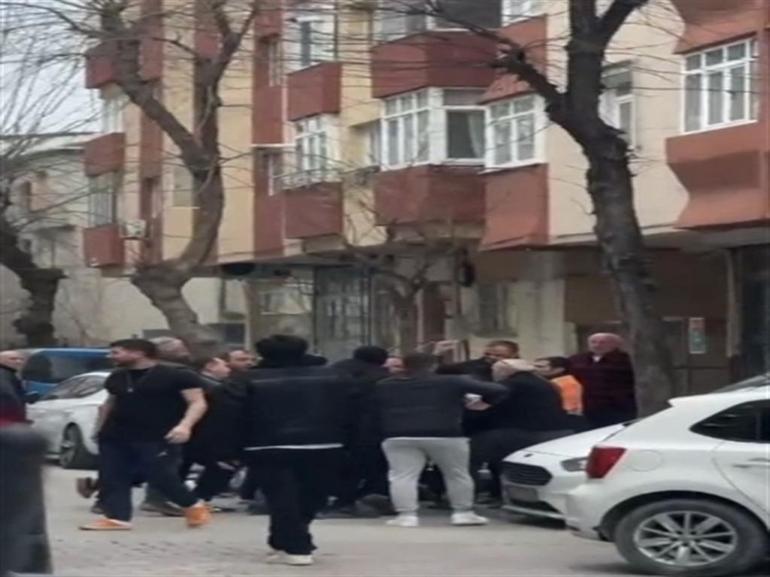 İftar saatinde birbirlerine girdiler Park yeri kavgasında yumruklar konuştu