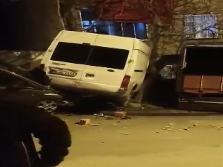 Yokuş aşağı can alıyordu: Tuğla yüklü kamyon iki aracı altına aldı