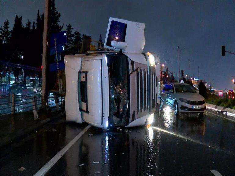 Kaza yerine yardıma koştu, araba çarptı 2 yaralı var