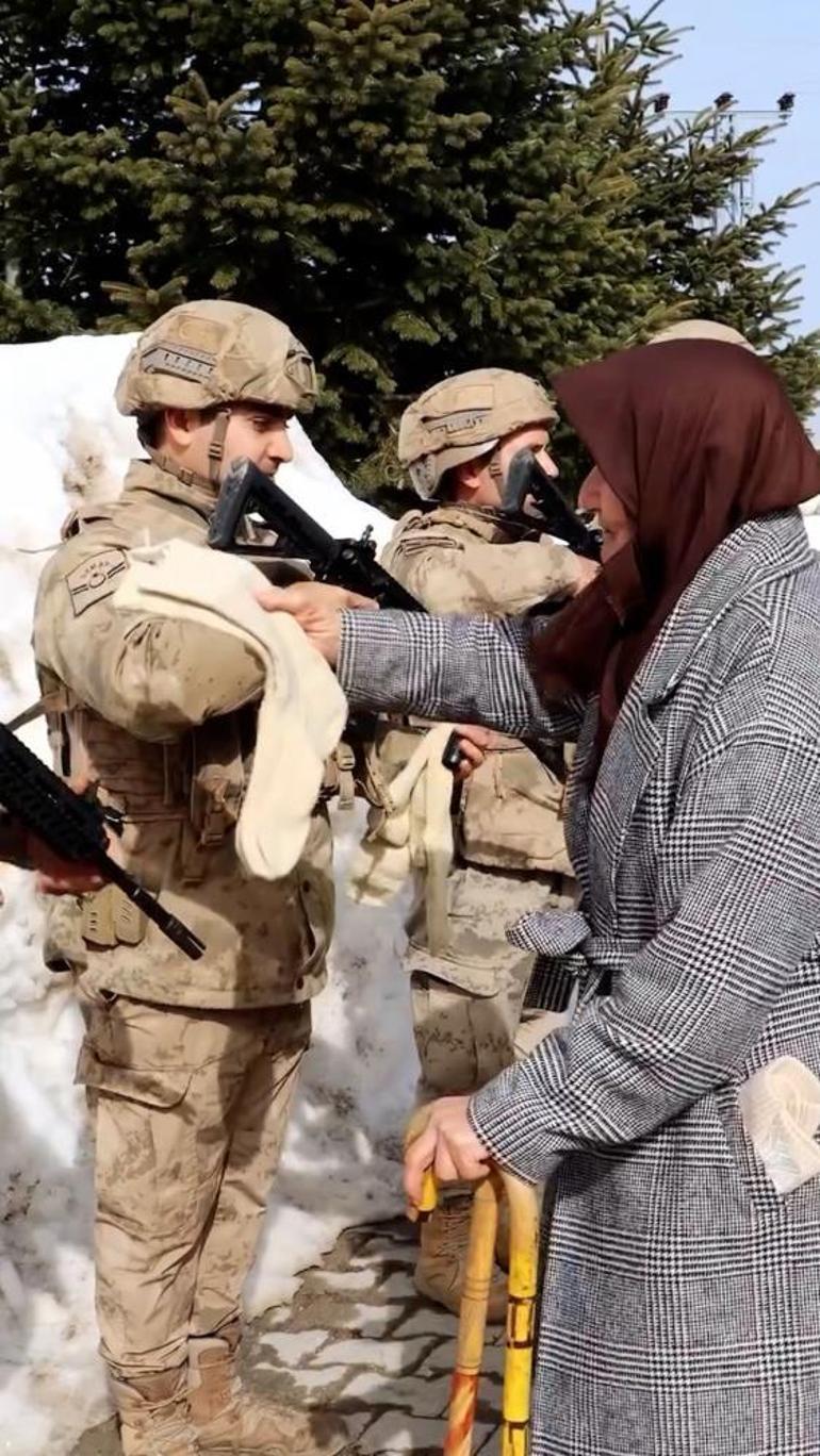 Boluda yaşlı kadın elleriyle ördüğü çorapları iki yıldır Mehmetçiğe gönderiyor