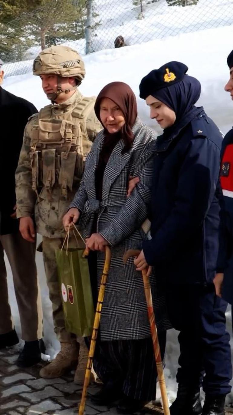 Boluda yaşlı kadın elleriyle ördüğü çorapları iki yıldır Mehmetçiğe gönderiyor