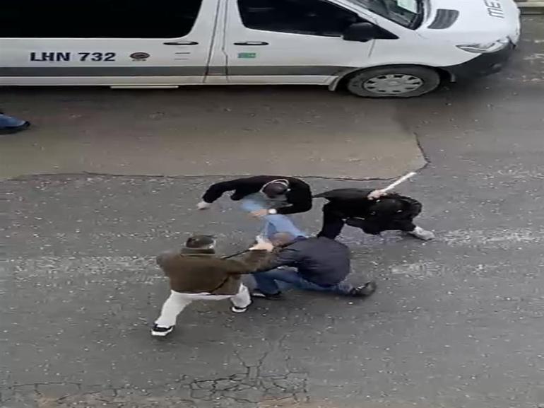 İstanbulda sopalar konuştu: 3 kişi bir adama saldırdı