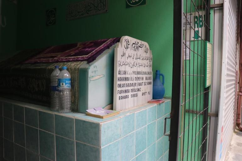 Sırrı çözülemedi Sokak arasındaki türbe merak konusu oldu