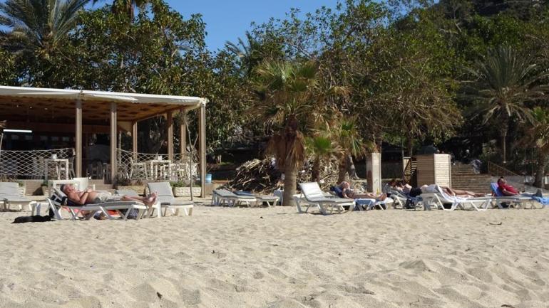 Martta tatil havası Havlusunu alan denize koştu