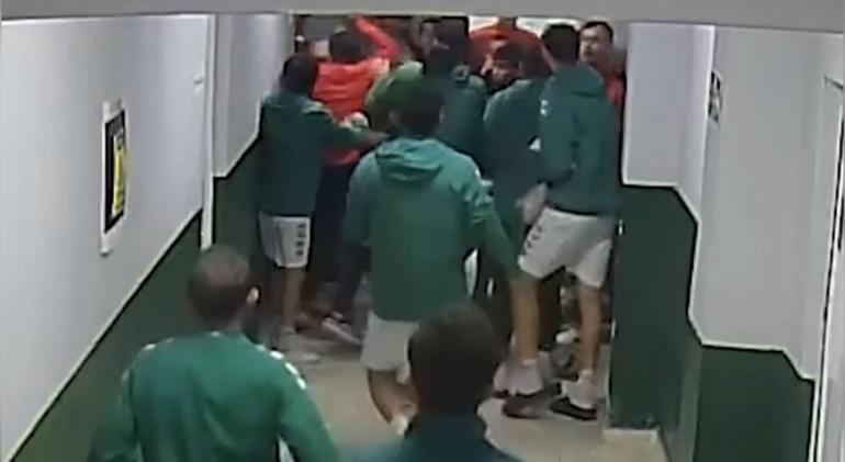 Osmaniyede maç öncesi ortalık karıştı: Futbolcular kramponlarla darbedildi