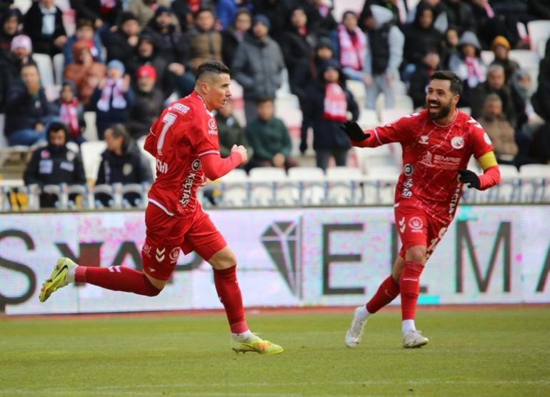 Sivasspora kendi evinde darbe 3 puan kaybetti