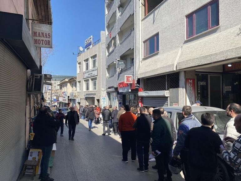 Bursa’da 140 bin TL ödememek için izdiham çıkardılar Kuyruğun ucu bucağı görünmüyor