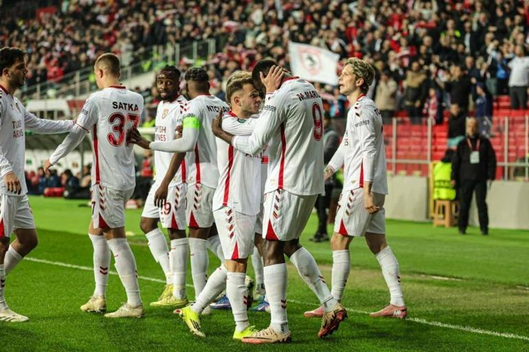 Samsunspor, 3-1’lik mağlubiyetin ardından çeyrek final biletini almak için haftaya perşembe günü İspanya deplasmanında zorlu bir sınav verecek. Temsilcimizin turu geçmesi için en az 3 farklı galibiyet alması veya maçı uzatmalara taşıyacak bir skor üretmesi gerekecek.