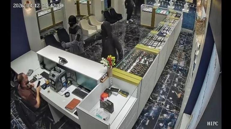 Kuyumcu hırsızdan kötü çıktı: Çalınan bilezikler herkesi şaşırttı