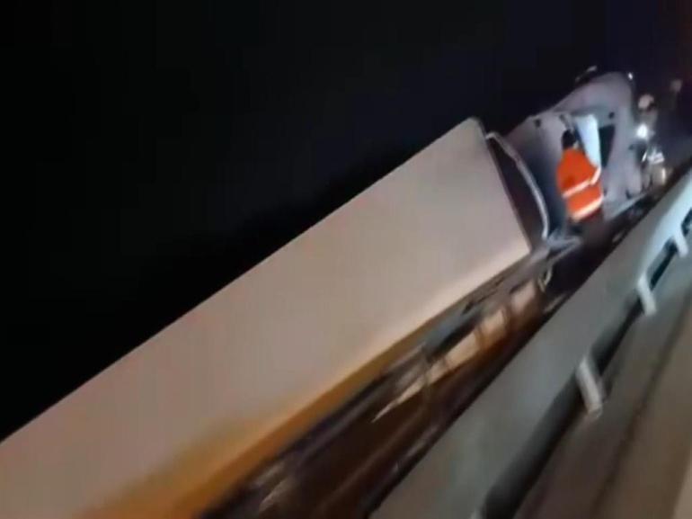 İstanbulda tır devrildi: Trafik yoğunluğu rekor kırdı