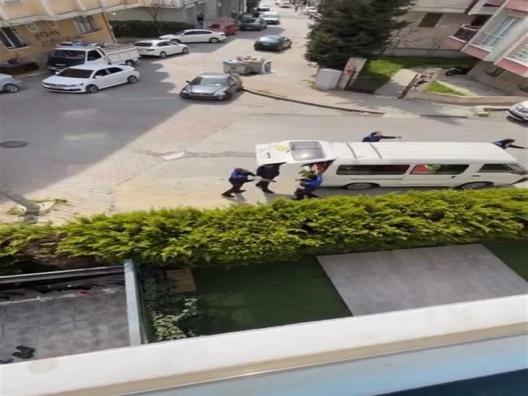 Zabıta ve seyyar satıcı birbirine girdi: İstanbulda gergin anlar