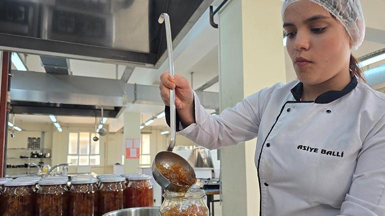 Hatayda lise öğrencileri derste üretiyor Hepsini tek tek satıp para kazanıyorlar