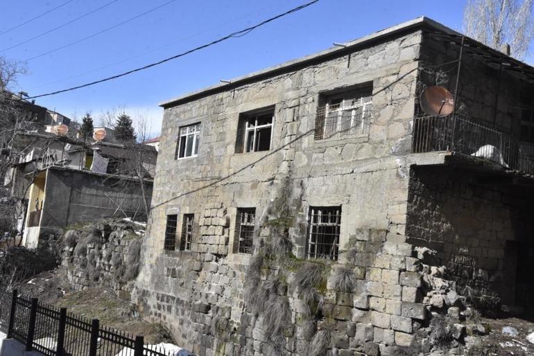 Çetin geçen kış Bitliste tarihi evleri harap etti