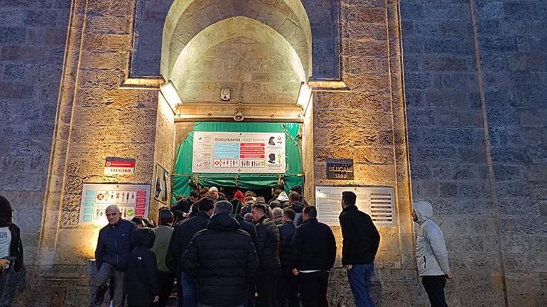 Bursa Ulu Camiye bayram namazı için akın ettiler