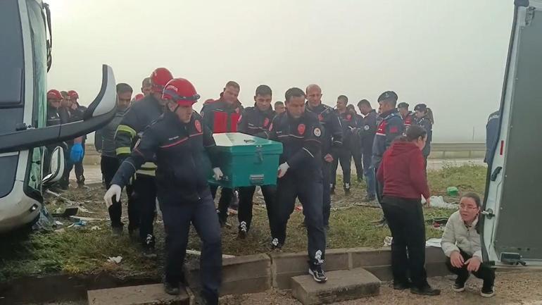 Adanada bayram yolunda korkunç kaza: 2 ölü, 20 yaralı var