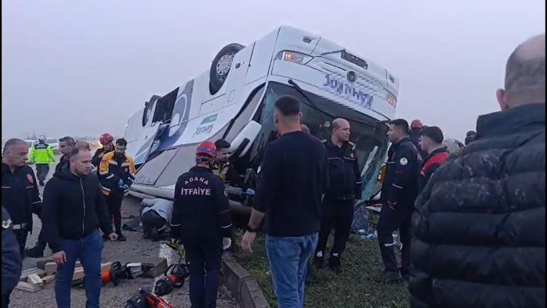 Adanada bayram yolunda korkunç kaza: 2 ölü, 20 yaralı var