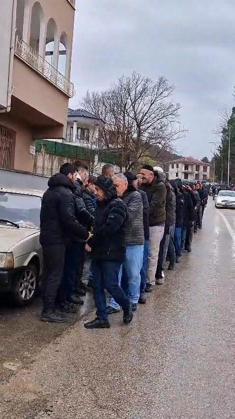 Bursada 60 yıllık gelenek 12 bin kişi bayramlaşmak için kilometrelerce kuyruk oluşturdu