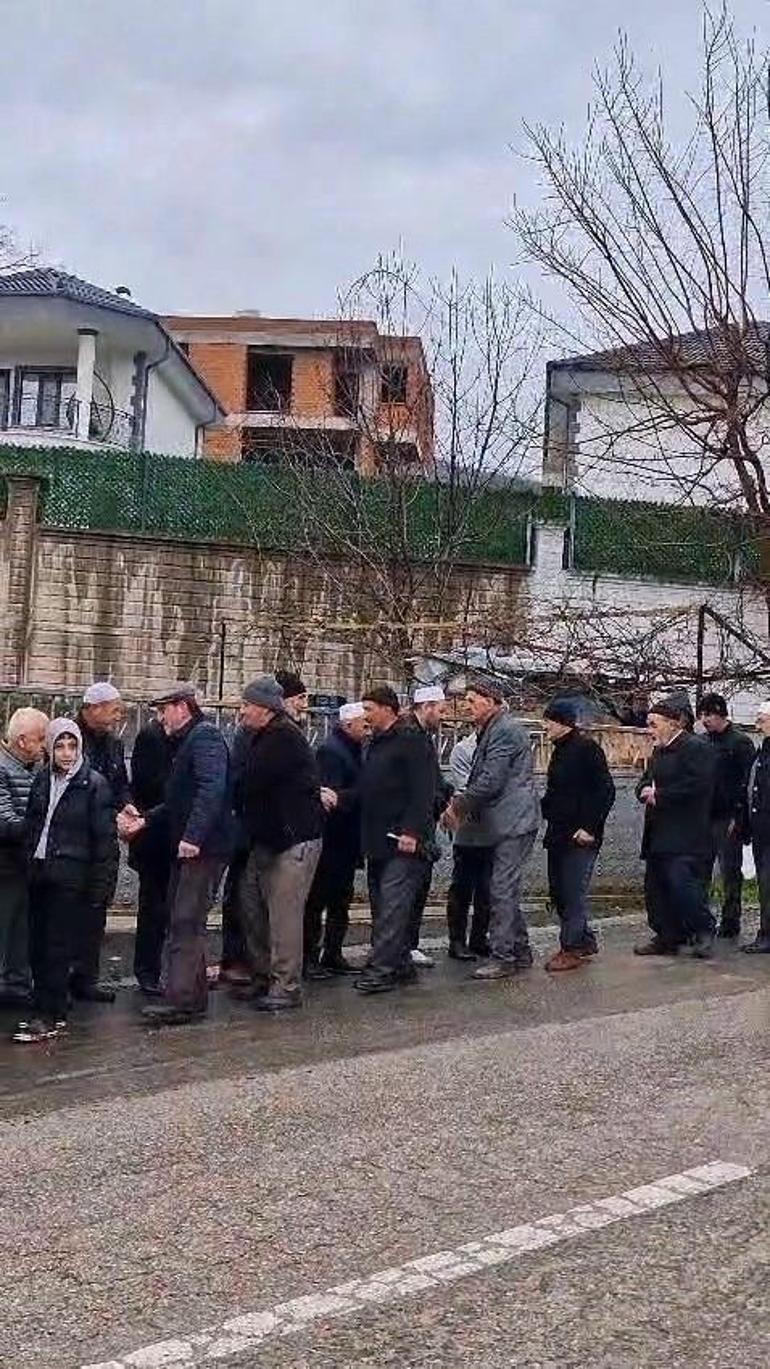 Bursada 60 yıllık gelenek 12 bin kişi bayramlaşmak için kilometrelerce kuyruk oluşturdu